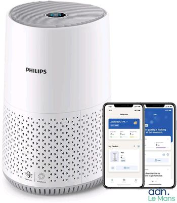 Le purificateur d'air intelligent Philips se trouve à côté d'un iPhone et d'un smartphone