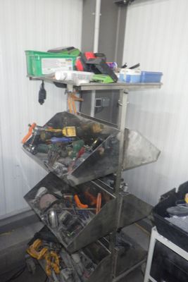 une photo d'une étagère métallique sur laquelle sont posés de nombreux outils