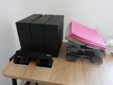 une photo d'un ordinateur de bureau posé sur un bureau en bois