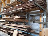 de nombreuses pièces de bois empilées les unes sur les autres