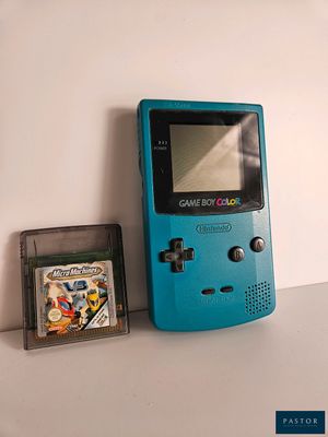 une Game Boy bleue posée à côté d'un jeu vidéo