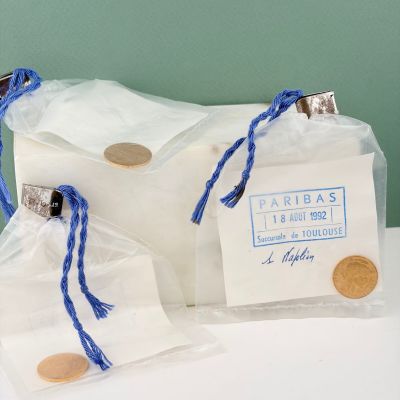 deux sachets de savon posés sur une table