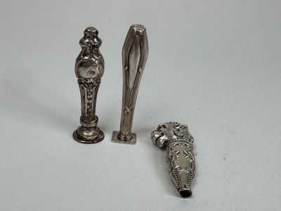 Trois sceaux à cacheter en argent et métal argenté dont une … - Photo 1