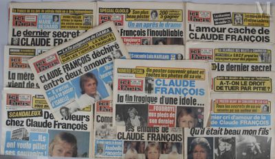 plusieurs journaux sont empilés sur une table