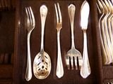 un plateau contenant des couverts, notamment des fourchettes, des cuillères et des cuillères