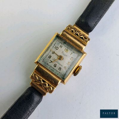 une montre posée sur un bracelet en cuir noir