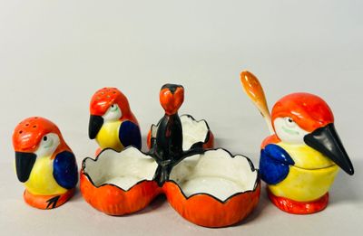 Service à condiments floriforme aux trois toucans en porcela…