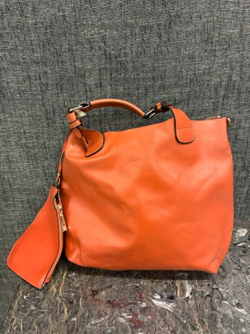 Jean Louis SCHERRER : sac à main en cuir souple orange, avec sa p...