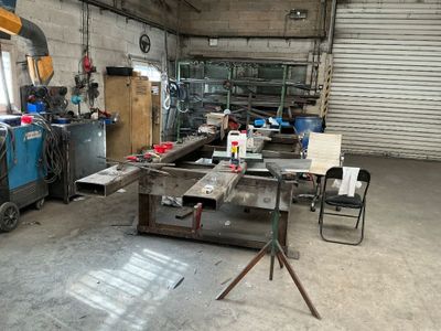 une photo d'un atelier rempli d'outils