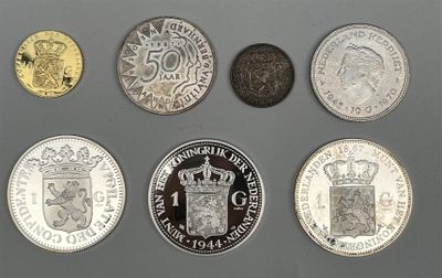 six pièces britanniques différentes sont disposées en ligne sur une surface grise
