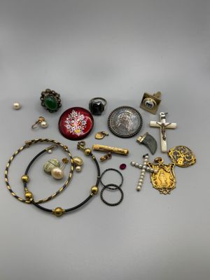 une collection de bijoux comprenant des bagues, des bracelets et d'autres articles