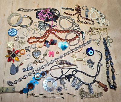 de nombreux types de colliers et de bracelets disposés par terre