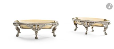 paire de tables à pieds sur socles, en argent et plaquées or