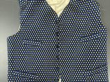un gilet bleu à pois blancs
