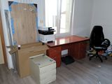 un bureau et une chaise dans une pièce en cours de rénovation