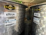 deux grands réservoirs métalliques portant des étiquettes, dans un entrepôt