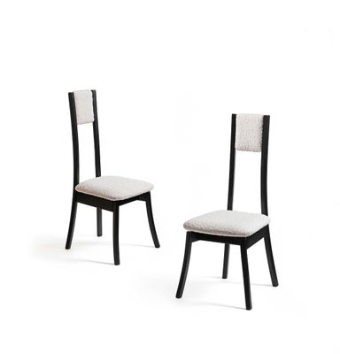 deux chaises placées l'une à côté de l'autre sur une surface blanche