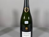 une bouteille de vin posée sur une table