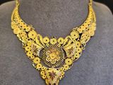 un collier en or sur un mannequin mannequin mannequin mannequin mannequin mannequin mannequin mannequin mannequin mannequin