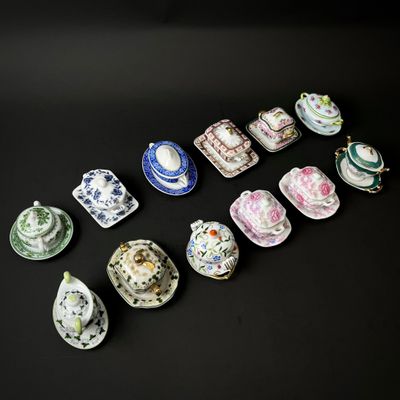 de nombreux types de tasses à thé et de soucoupes sur la table