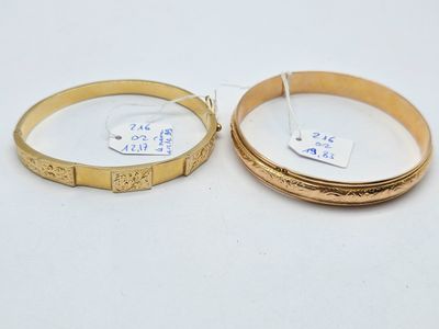 deux bracelets rigides en or munis d'une étiquette