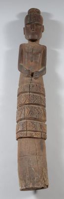 statue d'une femme en robe, réalisée en bois, posée sur un fond blanc