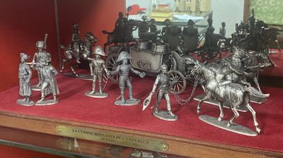 de nombreuses figurines exposées dans une vitrine