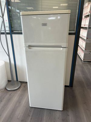 un réfrigérateur blanc dans une pièce dotée d'une fenêtre