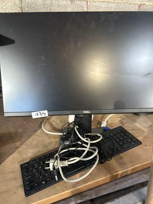 un écran d'ordinateur posé sur un bureau avec un clavier et une souris