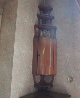 une horloge grand-père sur le mur dans le coin de la pièce