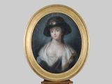 portrait d'une dame portant un chapeau noir et une robe blanche