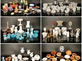 de nombreux objets en verre de toutes sortes exposés sur la table