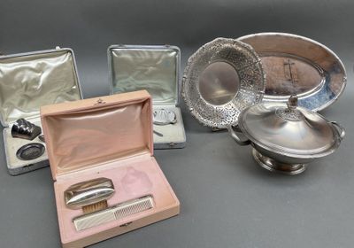 beaucoup d'objets en argent posés sur une table