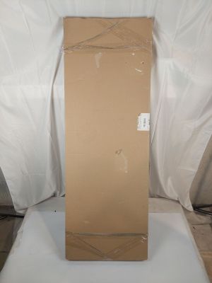 une boîte en carton posée sur un drap blanc