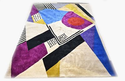 un tapis orné d'un motif coloré