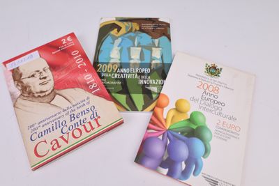 trois livres posés sur une table