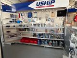un magasin avec beaucoup d'articles sur les étagères