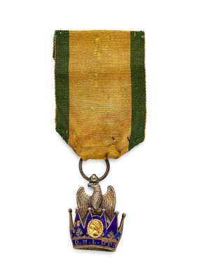 une image représentant une médaille ornée d'une couronne et d'un aigle