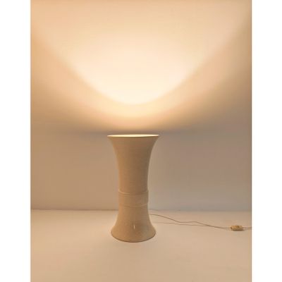 l'image d'une lampe posée sur une table