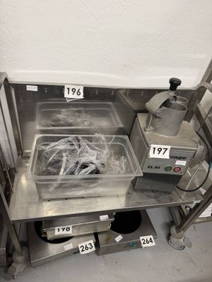 deux plateaux de nourriture posés sur une étagère dans une cuisine