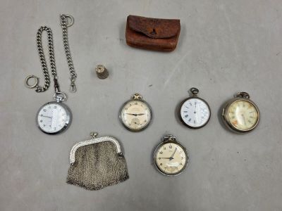 de nombreux modèles différents de montres et de sacs à main posés sur la table
