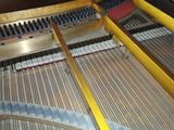 un gros plan de l'intérieur d'un piano