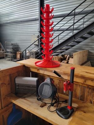 une borne d'incendie rouge posée sur une table en bois