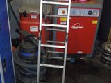 une échelle qui se trouve à côté d'une porte bleue