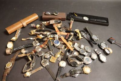 beaucoup de montres et d'autres objets posés sur la table