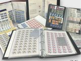 beaucoup de timbres rangés dans un classeur posé sur une table