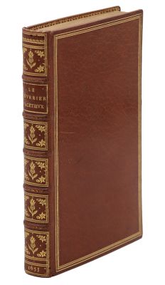un livre en cuir marron avec des bordures dorées et des bordures dorées