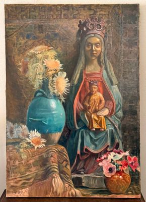 un tableau représentant une femme tenant un bébé dans ses bras, à côté d'un vase de fleurs