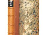 un vieux livre à la couverture marron et à la reliure en cuir marron
