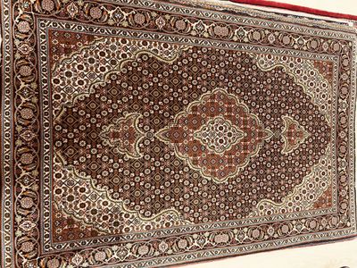 Tapis Iran Tabriz laine et soie couleur bleu marine, rouge b…